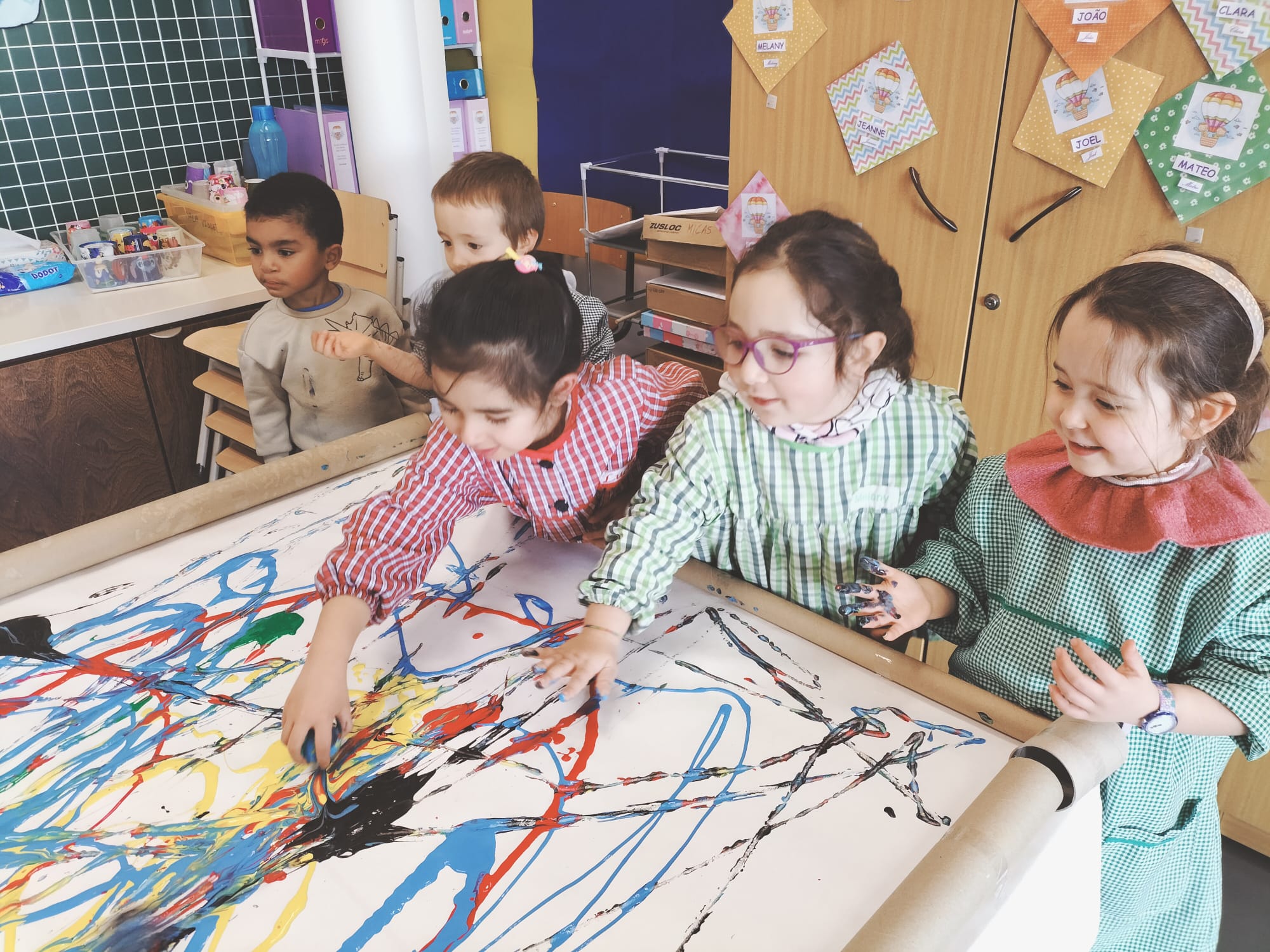 Brincar com berlindes gigntes nas tintas 5